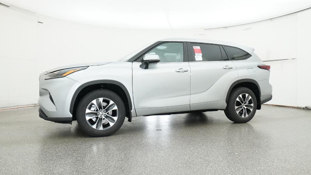2025 Toyota Highlander XLE photo 3