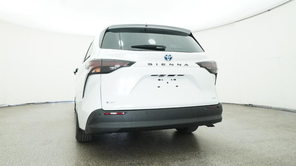 2025 Toyota Sienna XLE photo 2
