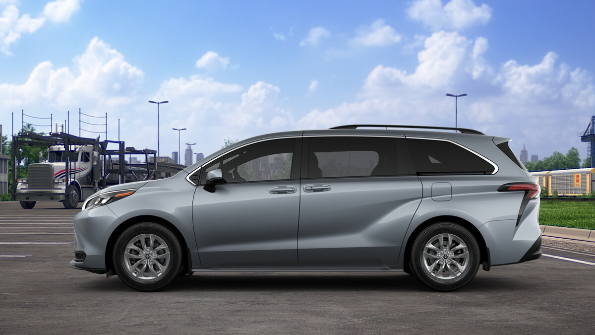 2025 Toyota Sienna LE photo 4