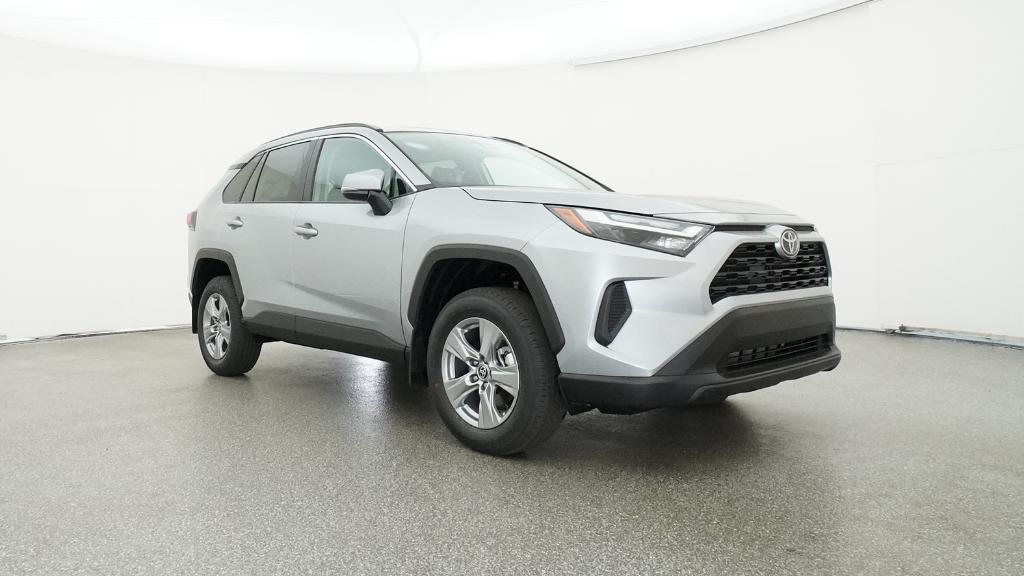 2025 Toyota RAV4 XLE photo 4