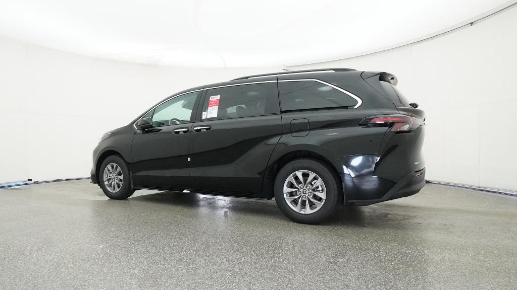 2025 Toyota Sienna XLE photo 3
