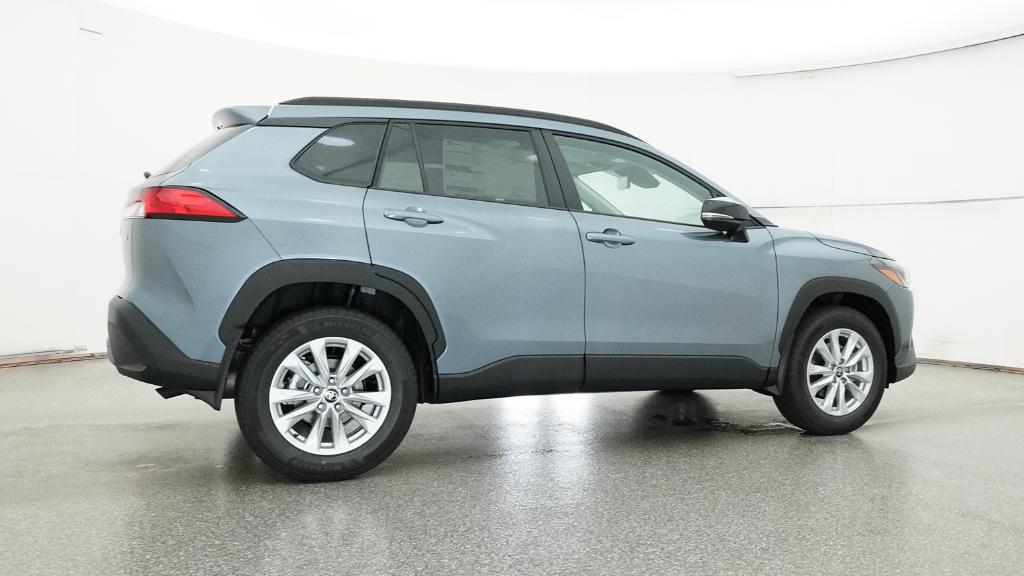 2025 Toyota Corolla Cross LE photo 3