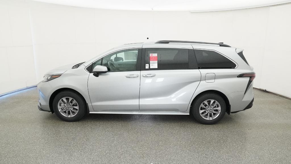 2025 Toyota Sienna XLE photo 2