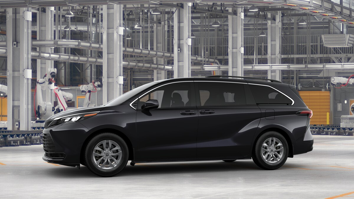 2025 Toyota Sienna LE photo 3