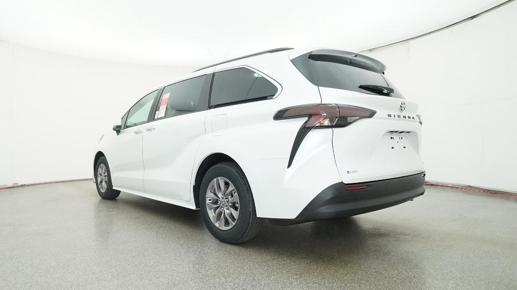 2026 Toyota Sienna XLE photo 4