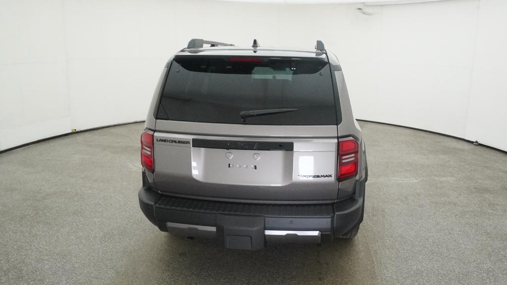 2025 Toyota Highlander Hybrid photo 2