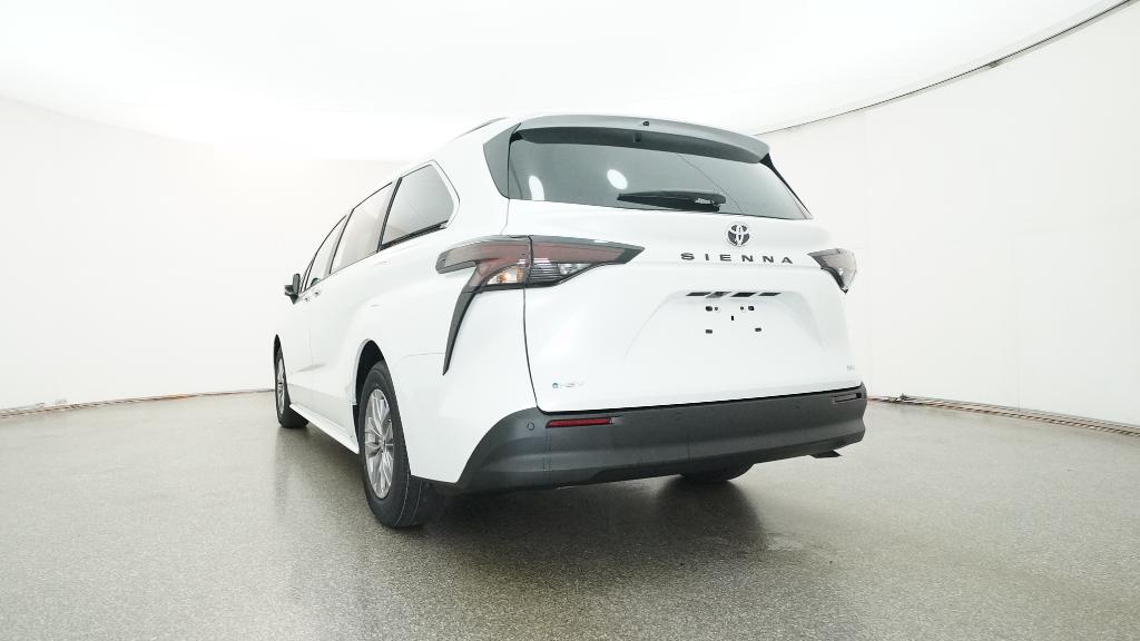 2026 Toyota Sienna XLE photo 3