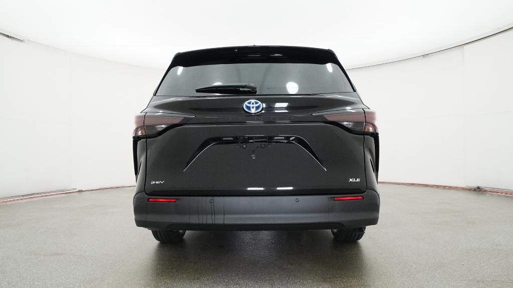 2025 Toyota Sienna XLE photo 3