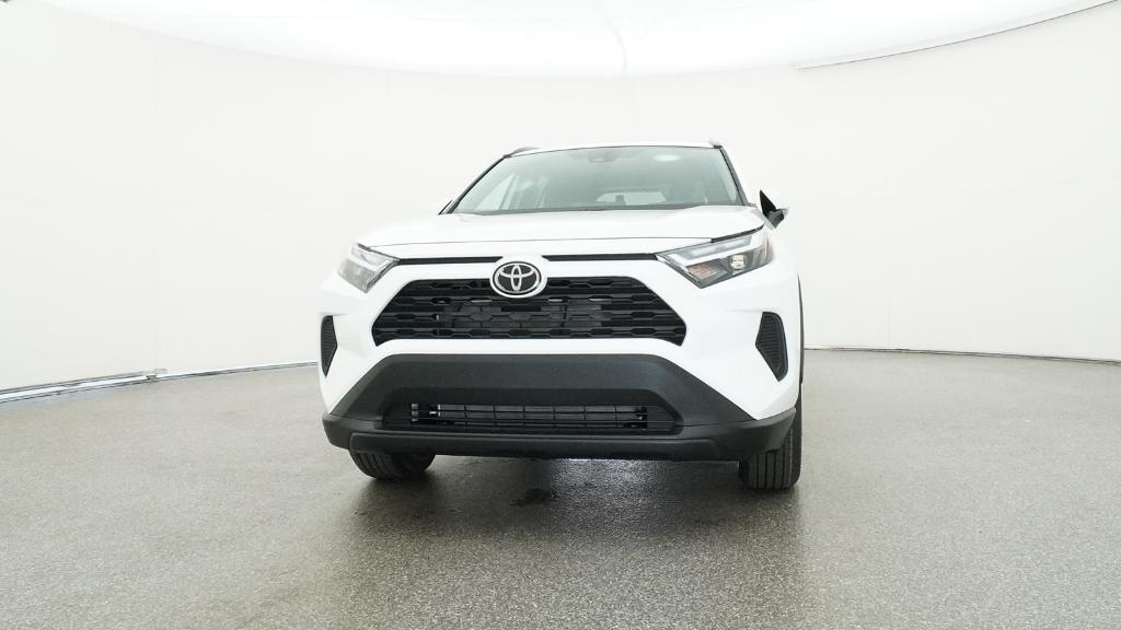 2025 Toyota RAV4 XLE photo 4