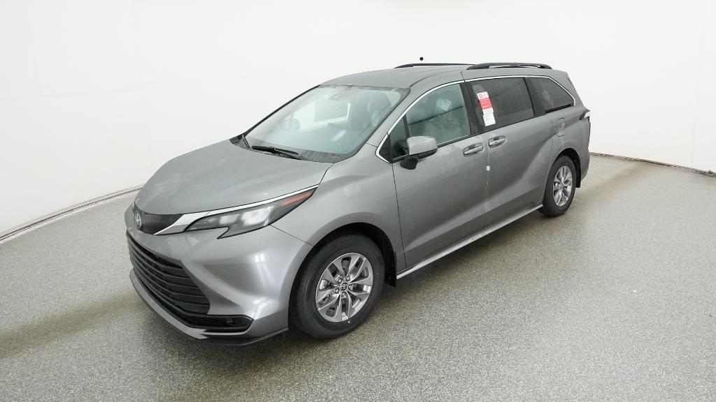 2026 Toyota Sienna LE's photo