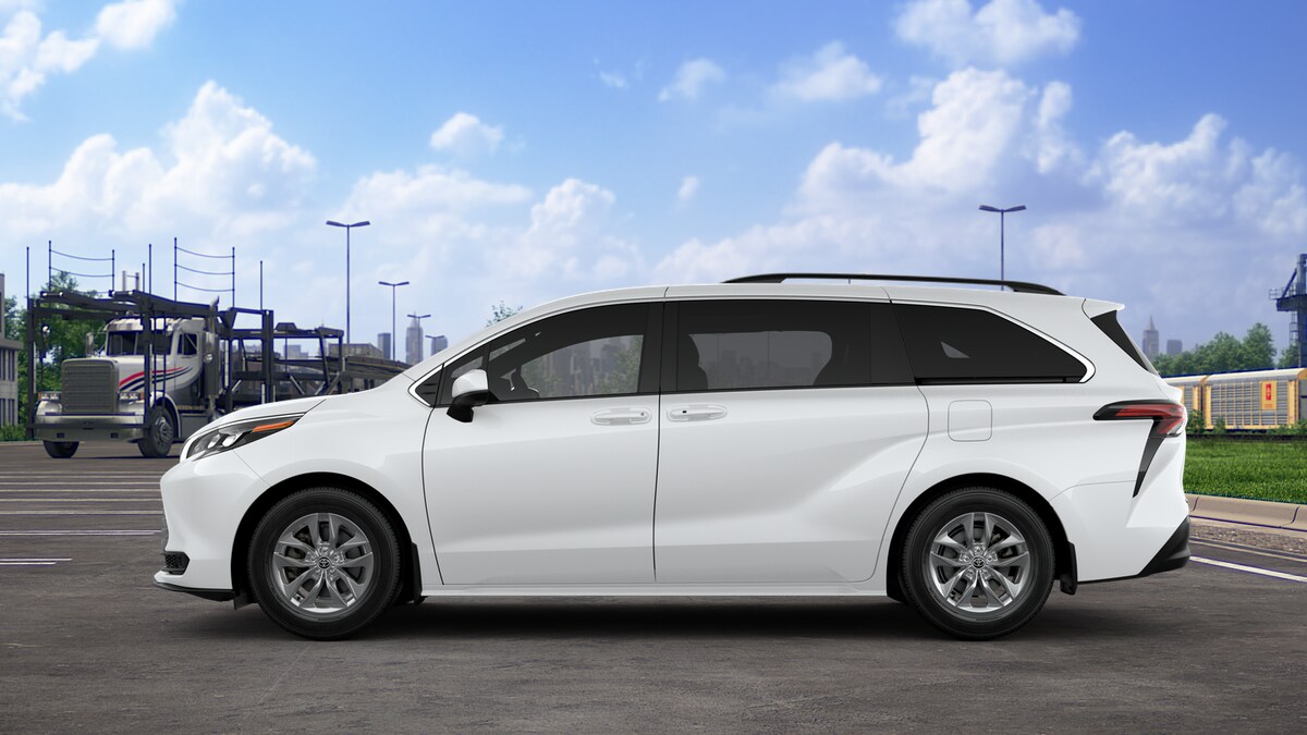 2025 Toyota Sienna LE photo 4