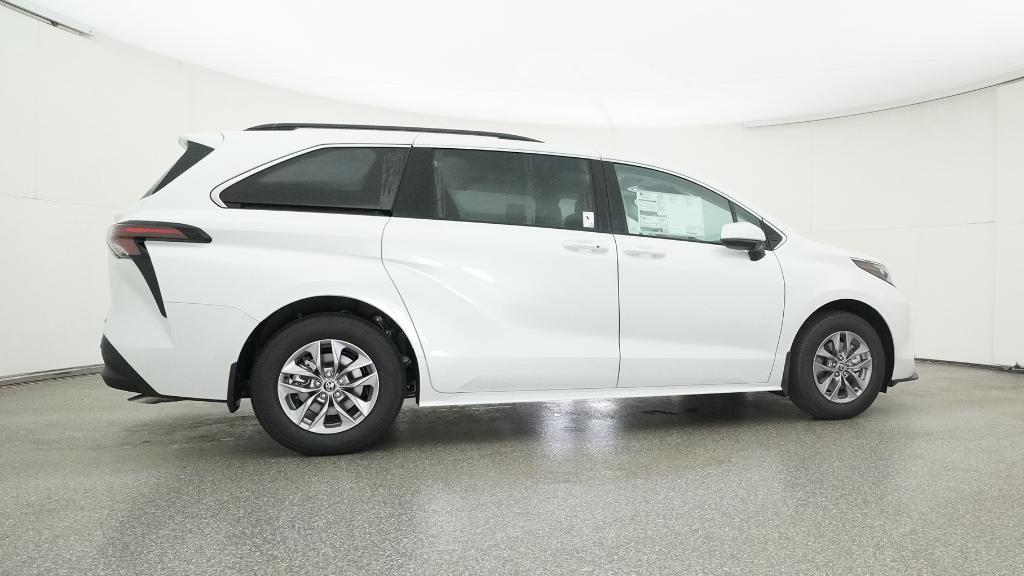 2025 Toyota Sienna XLE photo 2