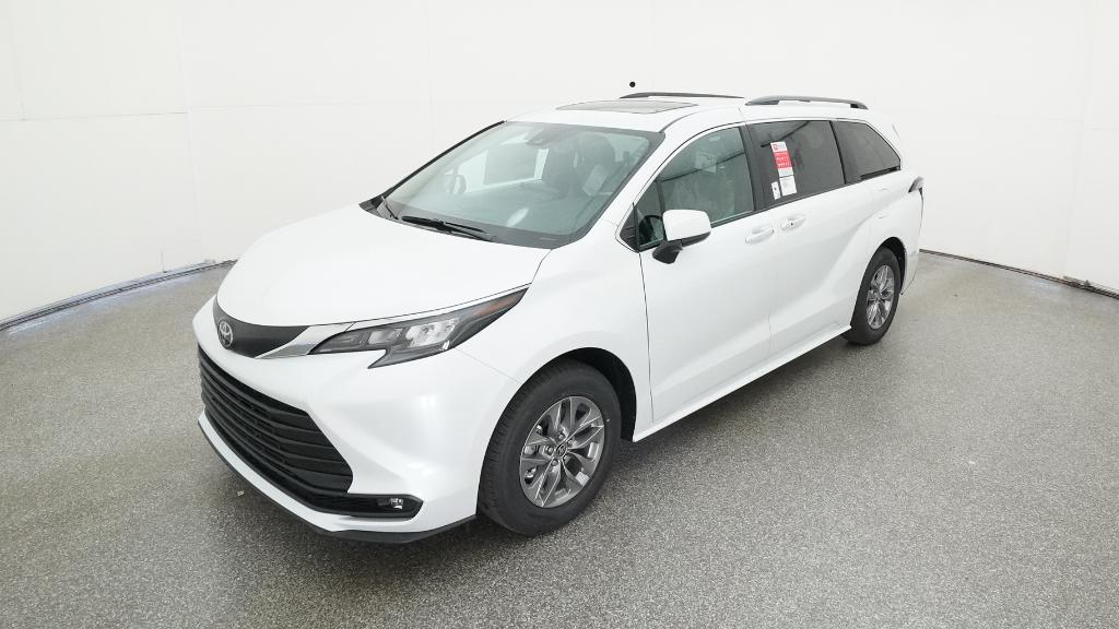 2026 Toyota Sienna XLE's photo