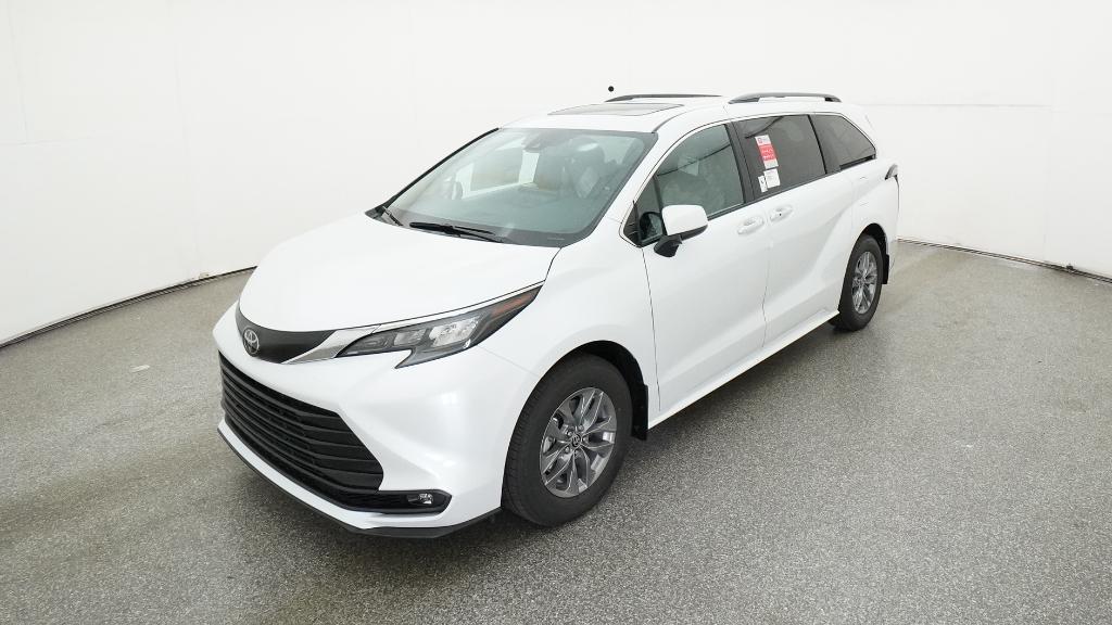 2026 Toyota Sienna XLE's photo