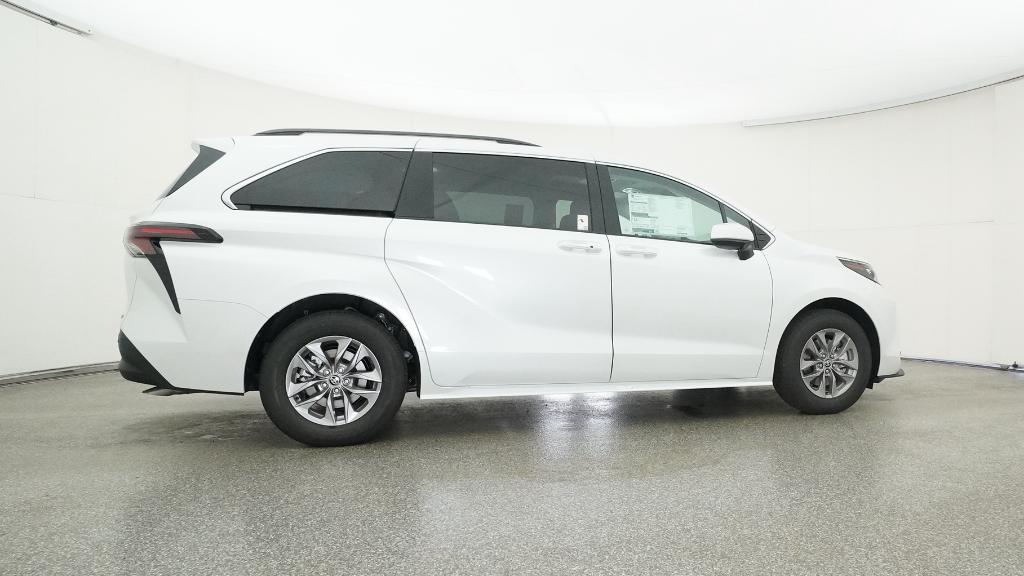 2026 Toyota Sienna XLE photo 4