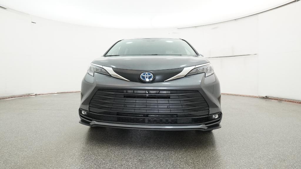 2025 Toyota Sienna XLE photo 4
