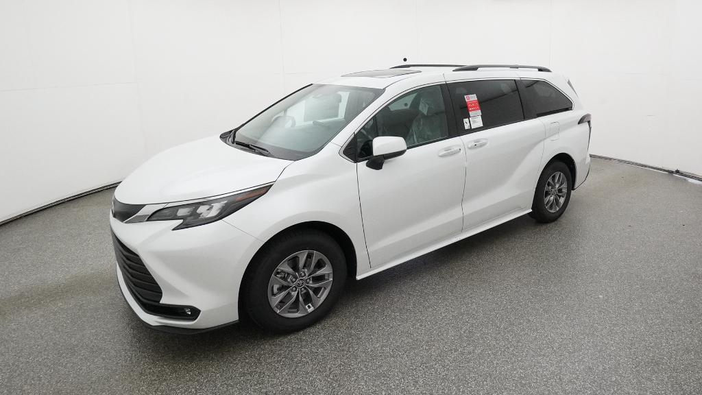 2026 Toyota Sienna XLE's photo