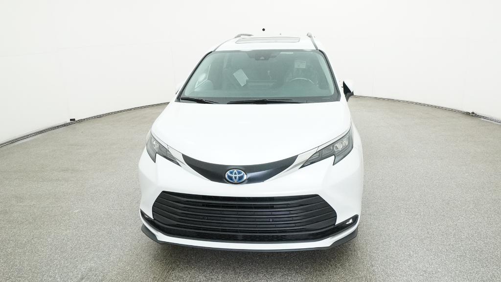 2025 Toyota Sienna XLE photo 4