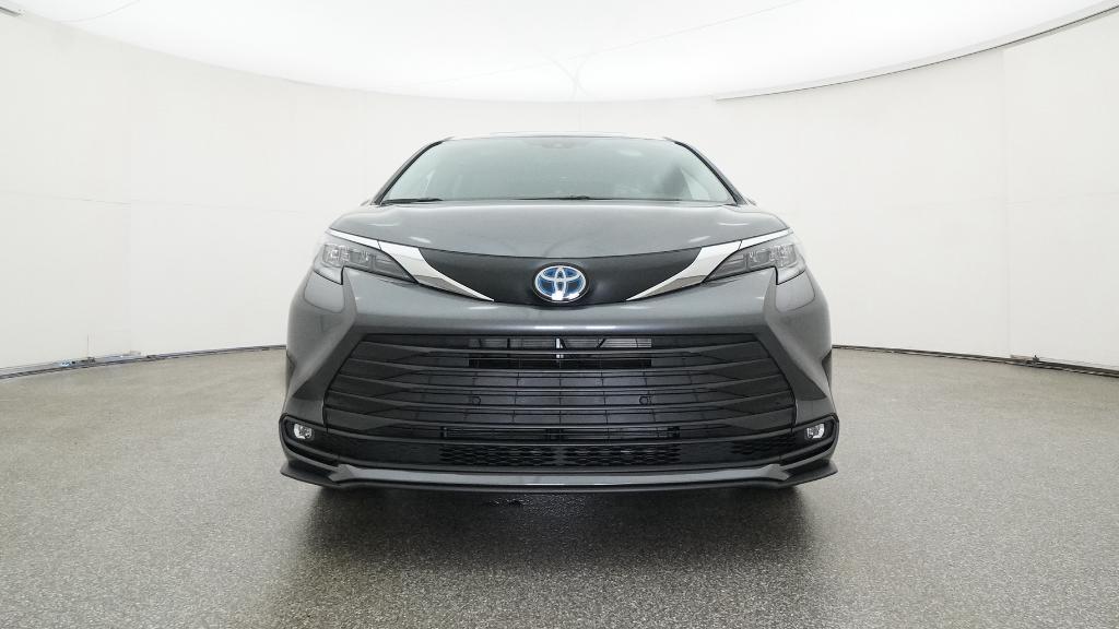 2025 Toyota Sienna XLE photo 4
