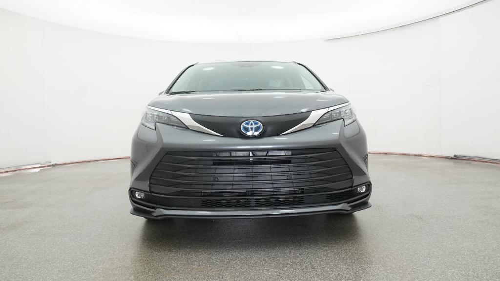 2025 Toyota Sienna XLE photo 4
