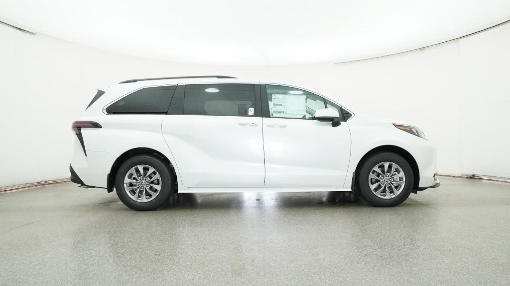 2025 Toyota Sienna XLE photo 4