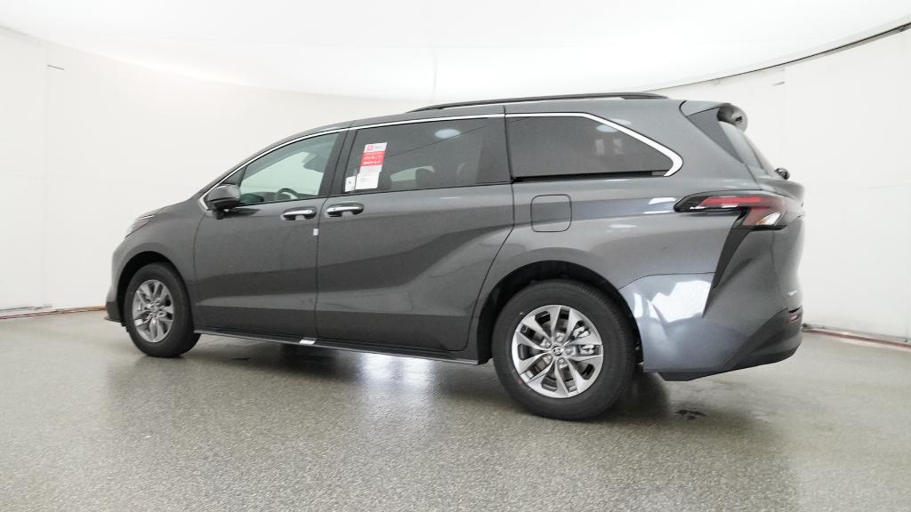 2025 Toyota Sienna XLE photo 3