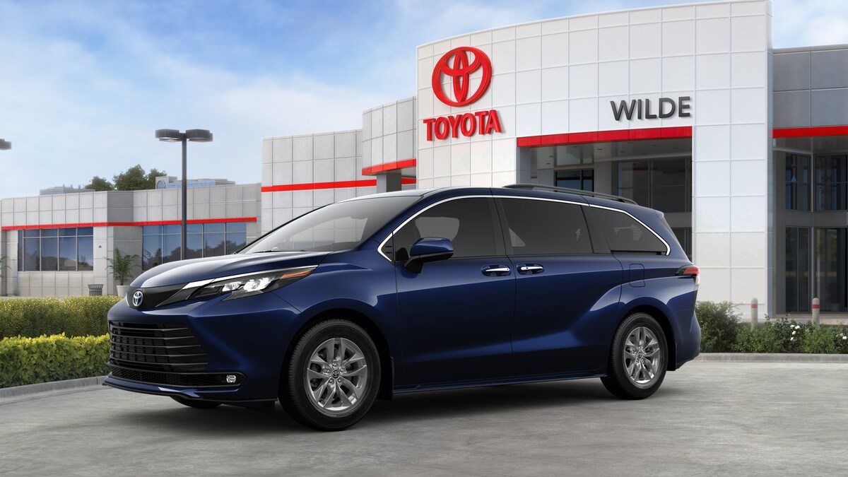 2025 Toyota Sienna XLE photo 3