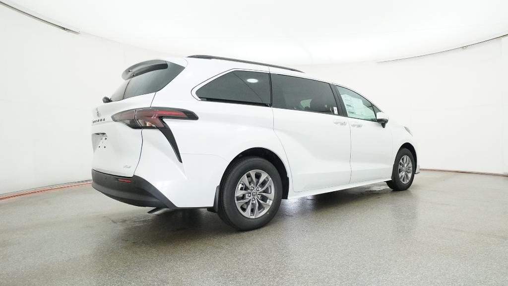 2025 Toyota Sienna XLE photo 2