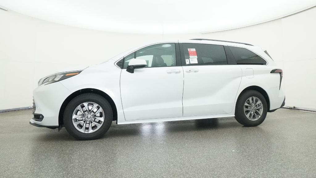 2026 Toyota Sienna XLE photo 3