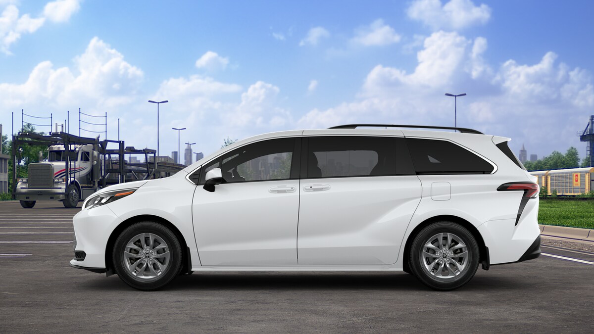 2025 Toyota Sienna LE photo 4