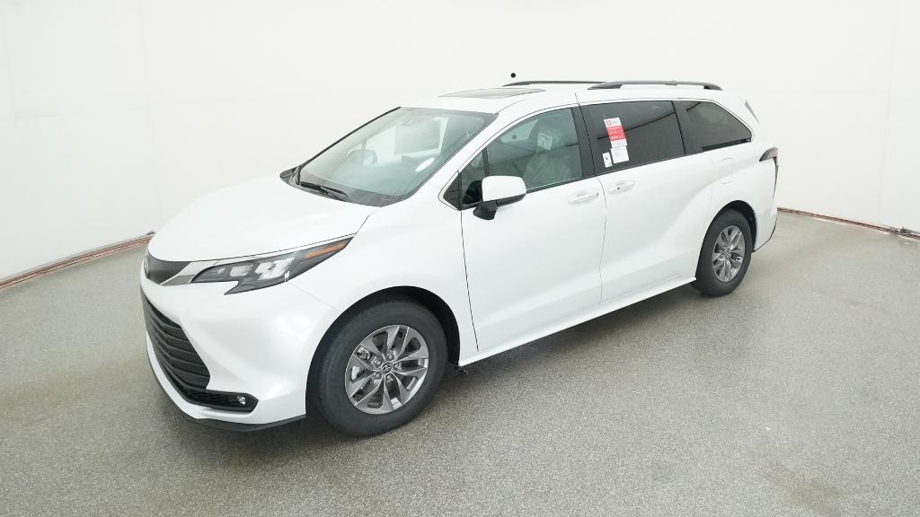 2026 Toyota Sienna XLE's photo