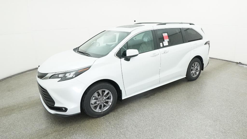 2026 Toyota Sienna XLE's photo
