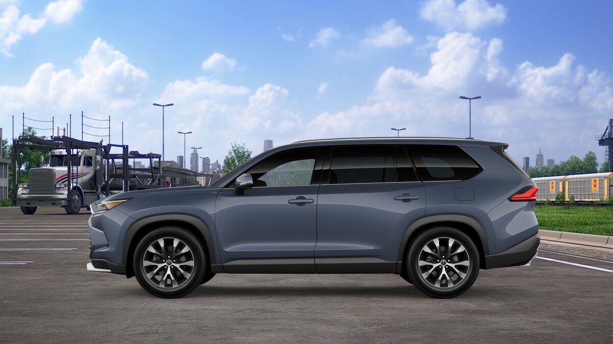 2026 Toyota Highlander Limited Hybrid photo 4