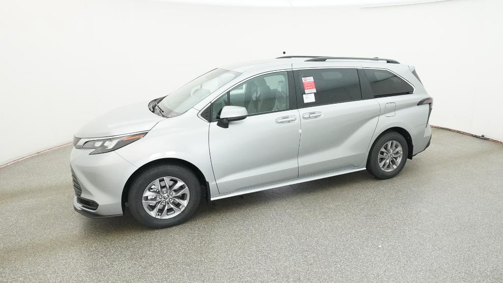 2025 Toyota Sienna LE photo 3