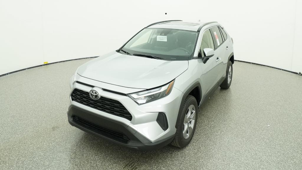 2025 Toyota RAV4 XLE photo 4