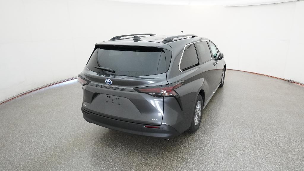 2025 Toyota Sienna XLE photo 2