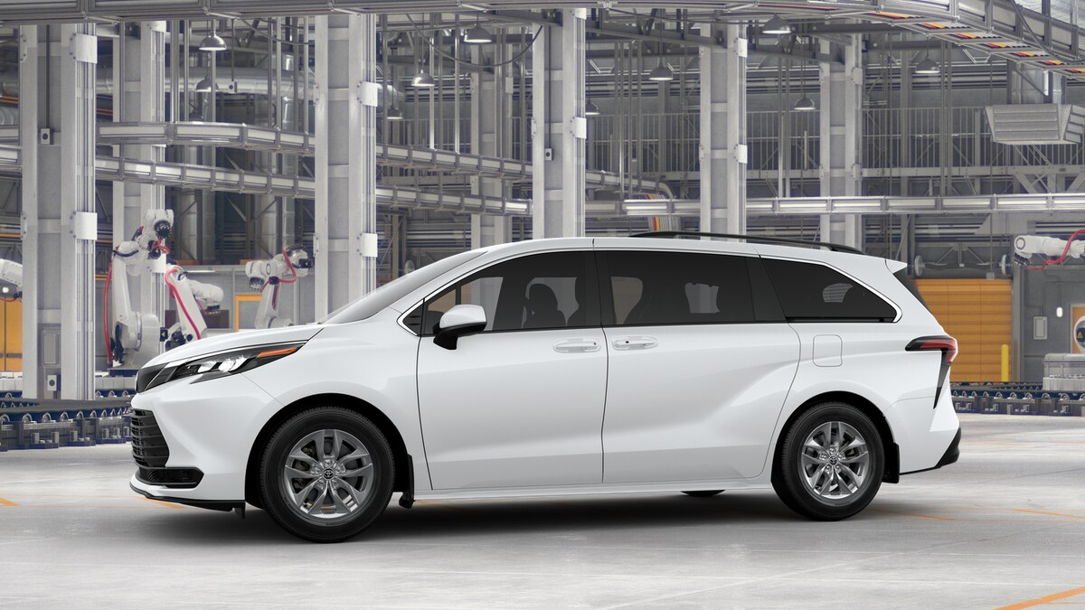 2025 Toyota Sienna LE photo 3