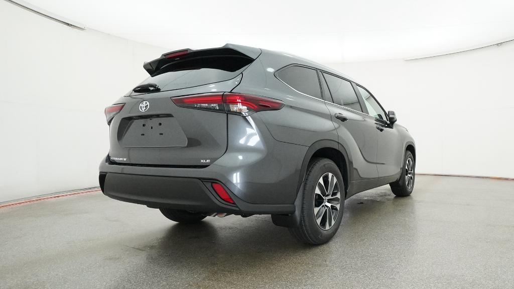 2025 Toyota Highlander XLE photo 2