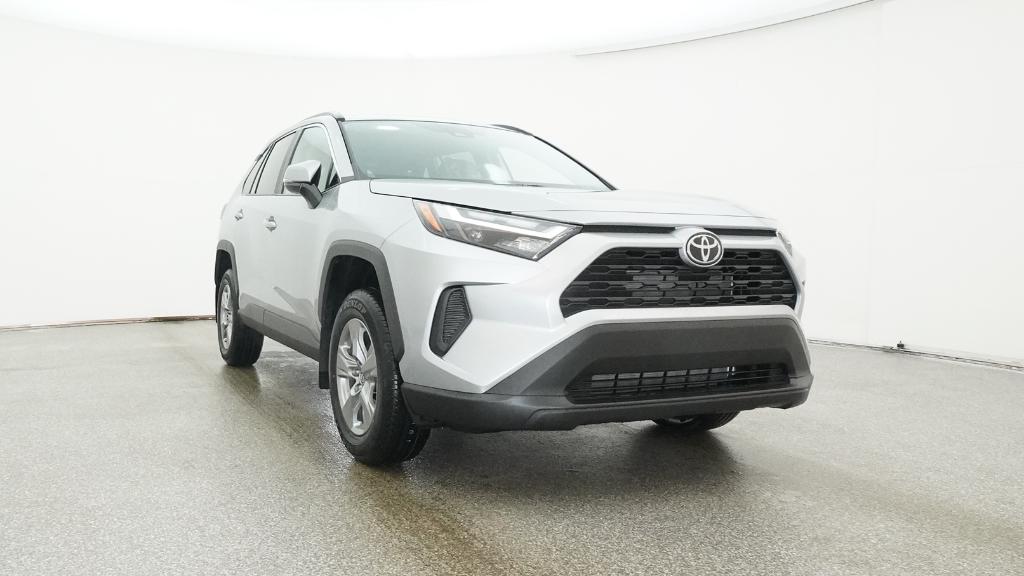2025 Toyota RAV4 XLE photo 4