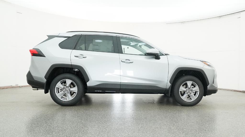 2025 Toyota RAV4 XLE photo 3