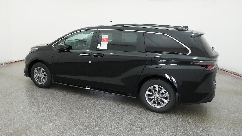 2025 Toyota Sienna XLE photo 2