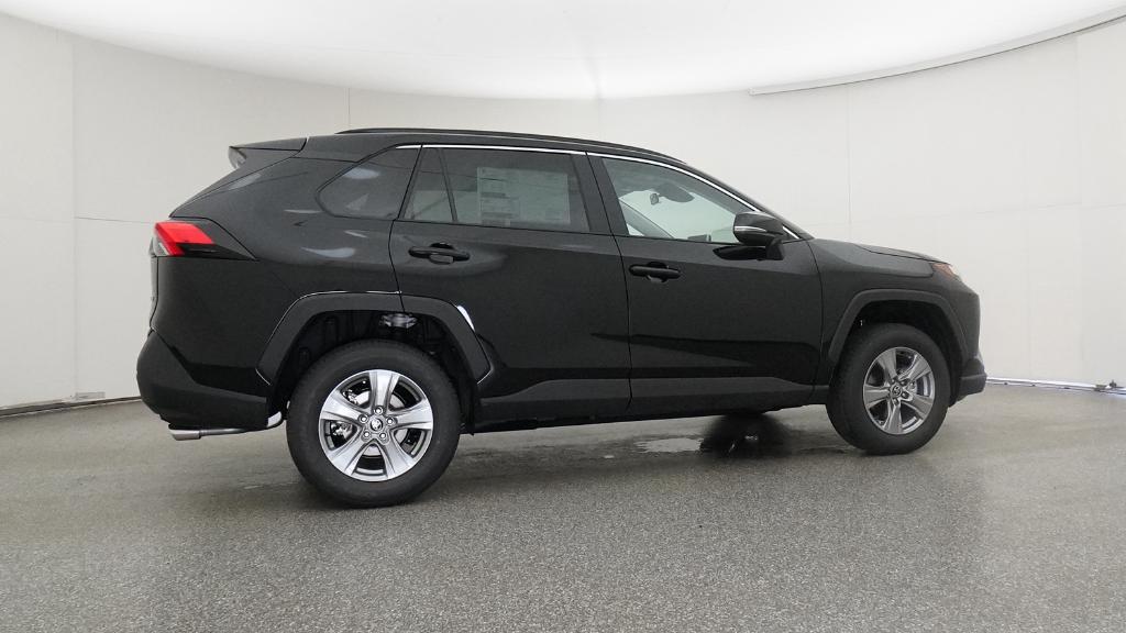 2025 Toyota RAV4 XLE photo 4