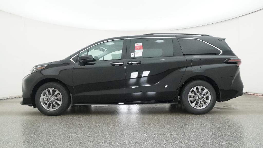 2025 Toyota Sienna XLE photo 3