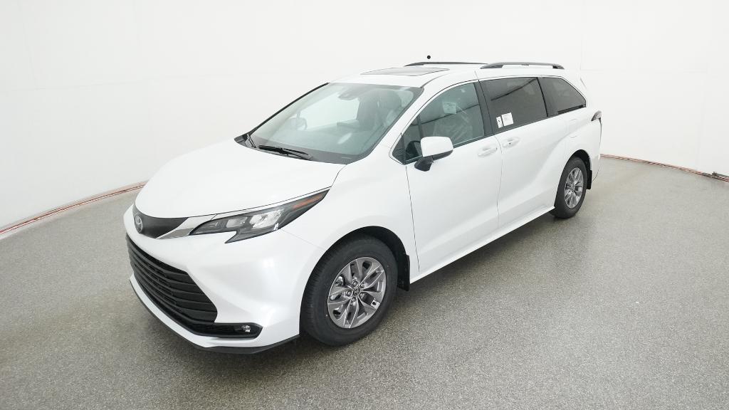 2026 Toyota Sienna XLE's photo