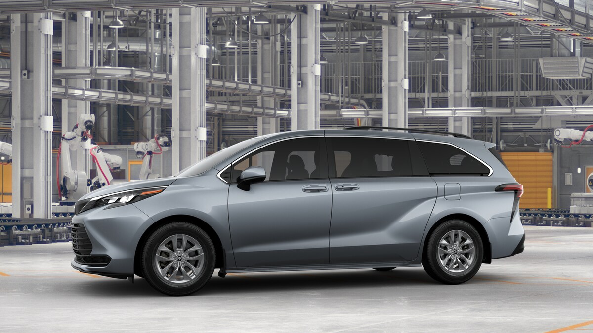 2025 Toyota Sienna LE photo 3