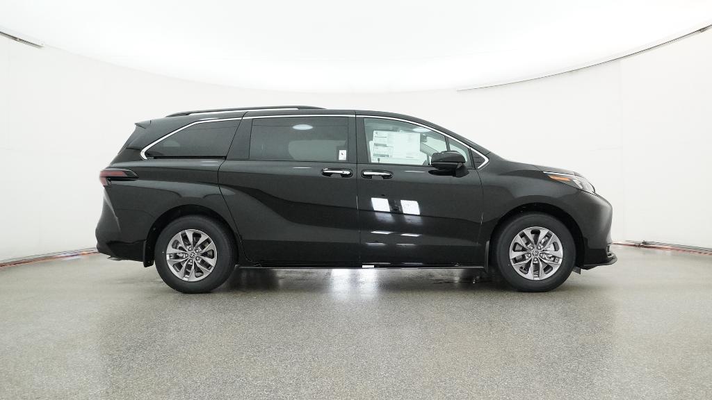 2025 Toyota Sienna XLE photo 4