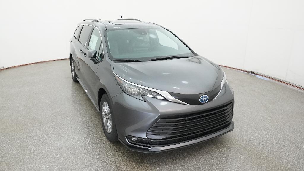 2025 Toyota Sienna XLE photo 4