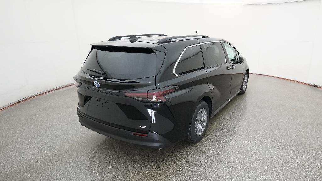 2025 Toyota Sienna XLE photo 3