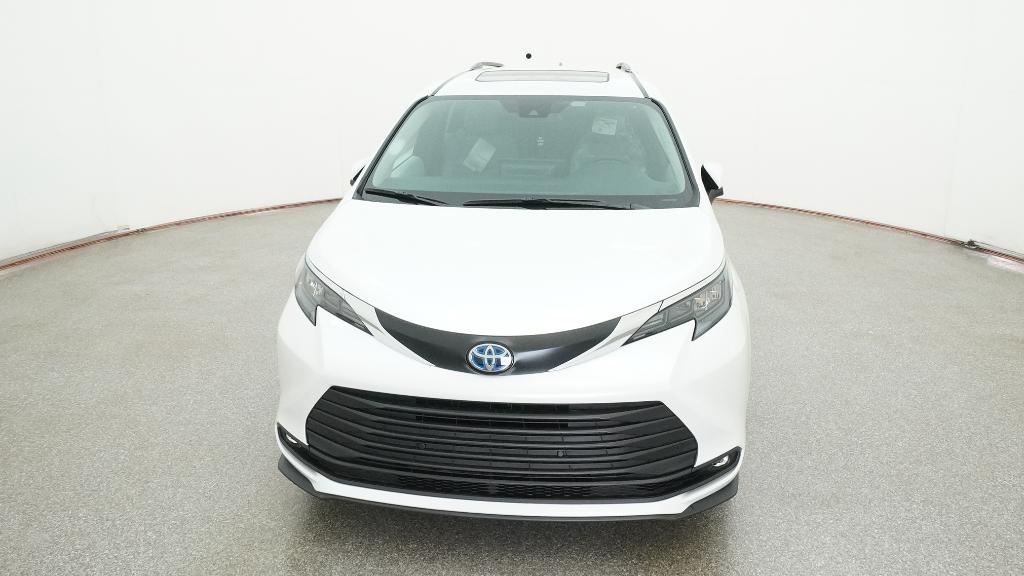 2025 Toyota Sienna XLE photo 2
