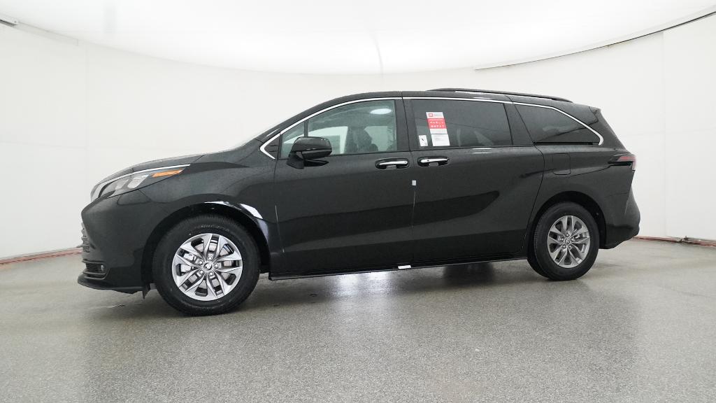 2026 Toyota Sienna XLE photo 4